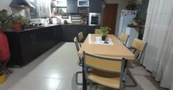 COD. 376 – HERMOSA CASA CON PILETA SOBRE COLECTORA EN VILLA PARQUE SIQUIMAN – CBA.