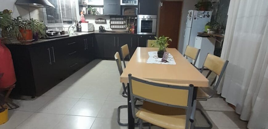 COD. 376 – HERMOSA CASA CON PILETA SOBRE COLECTORA EN VILLA PARQUE SIQUIMAN – CBA.