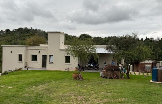 COD. 417 – HERMOSA CASA CON DOS TERRENOS EN VILLA PARQUE SIQUIMAN – CORDOBA.
