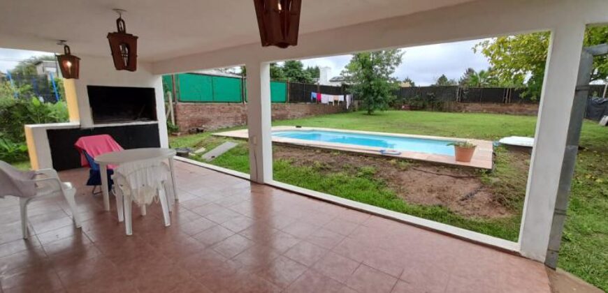 COD.321 – EN VENTA! HERMOSA CASA CON PILETA EN VILLA PARQUE SIQUIMAN – CORDOBA.