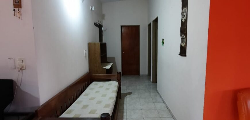 COD. 500 – HERMOSA CASA CON DPTO Y PILETA EN VILLA PARQUE SIQUIMAN – CBA.