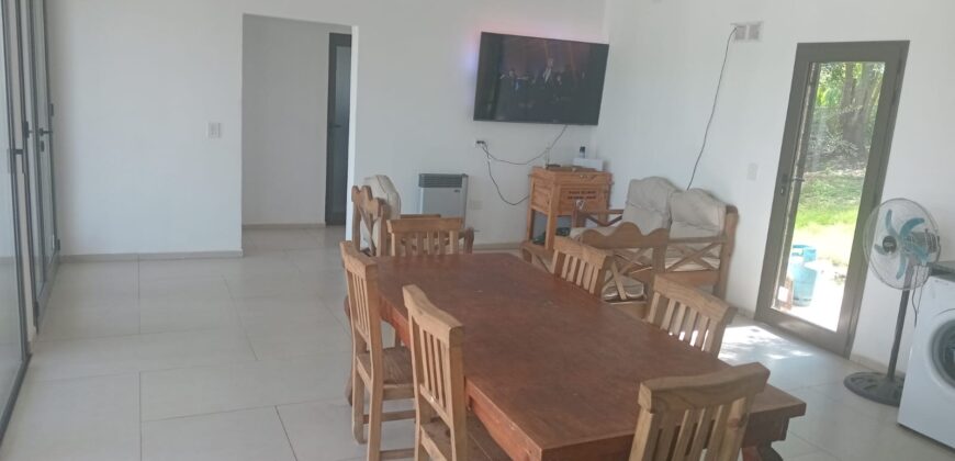 COD. 502 – HERMOSA CASA CON PILETA , CON IMPONENTE VISTA A LAS SIERRAS Y LAGO, EN VILLA PARQUE SIQUIMAN – CBA.