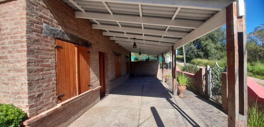 COD. 630 – EN VENTA! HERMOSA CASA CON PILETA, CANCHA DE FUTBOL, VOLEY, EN 4 TERRENOS EN VILLA PARQUE SIQUIMAN – CORDOBA.