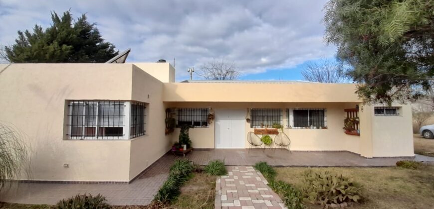 COD. 376 – HERMOSA CASA CON PILETA SOBRE COLECTORA EN VILLA PARQUE SIQUIMAN – CBA.