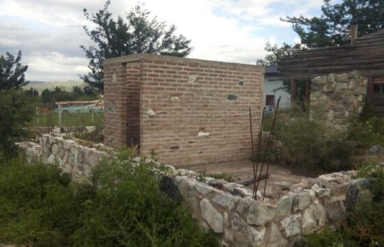 COD.69 – EN VENTA! HERMOSO TERRENO CON MEJORAS EN VILLA PARQUE SIQUIMAN – CORDOBA.