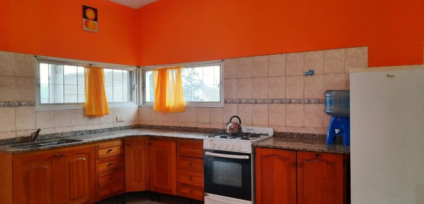 COD. 500 – HERMOSA CASA CON DPTO Y PILETA EN VILLA PARQUE SIQUIMAN – CBA.