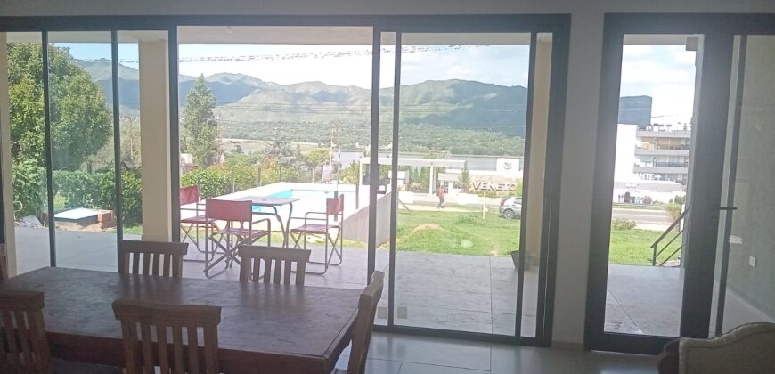 COD. 502 – HERMOSA CASA CON PILETA , CON IMPONENTE VISTA A LAS SIERRAS Y LAGO, EN VILLA PARQUE SIQUIMAN – CBA.