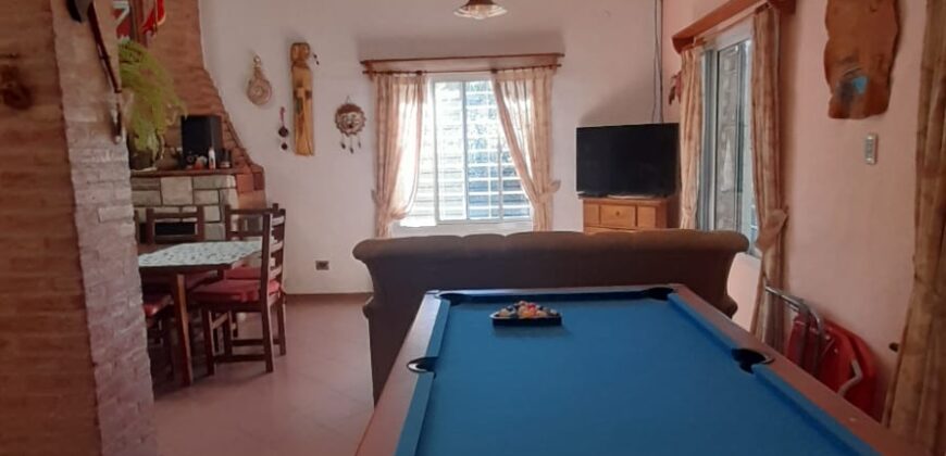 COD. 630 – EN VENTA! HERMOSA CASA CON PILETA, CANCHA DE FUTBOL, VOLEY, EN 4 TERRENOS EN VILLA PARQUE SIQUIMAN – CORDOBA.