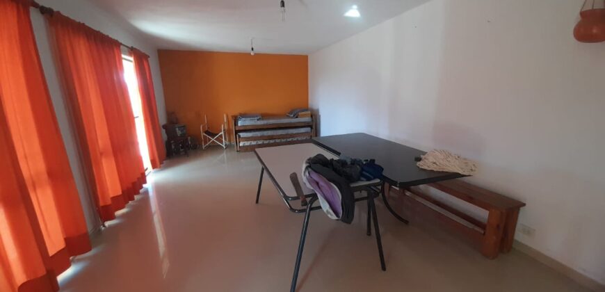 COD. 423 – HERMOSA CASA CON PILETA, VISTA AL LAGO SAN ROQUE Y A LAS SIERRAS EN VILLA PARQUE SIQUIMAN – CORDOBA.