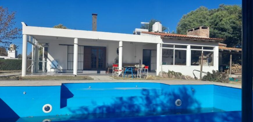 COD.334 – EN VENTA! HERMOSA CASA CON PILETA EN VILLA PARQUE SIQUIMAN – CORDOBA.