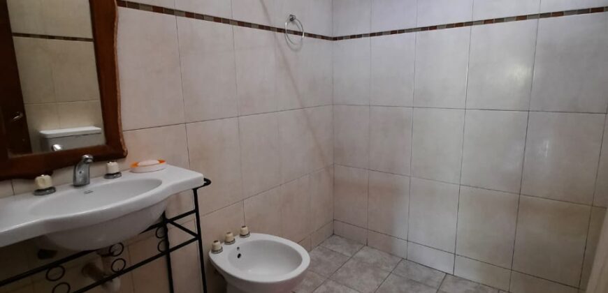 COD. 500 – HERMOSA CASA CON DPTO Y PILETA EN VILLA PARQUE SIQUIMAN – CBA.