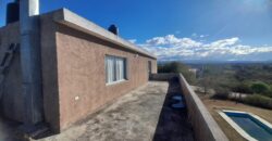 COD. 423 – HERMOSA CASA CON PILETA, VISTA AL LAGO SAN ROQUE Y A LAS SIERRAS EN VILLA PARQUE SIQUIMAN – CORDOBA.