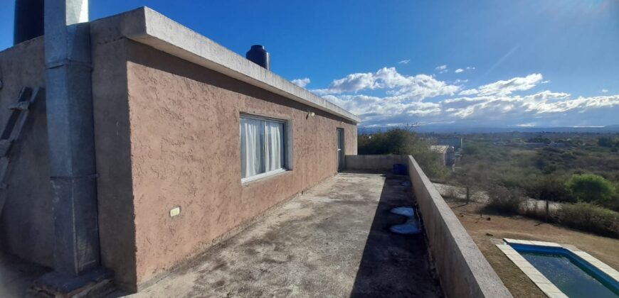 COD. 423 – HERMOSA CASA CON PILETA, VISTA AL LAGO SAN ROQUE Y A LAS SIERRAS EN VILLA PARQUE SIQUIMAN – CORDOBA.