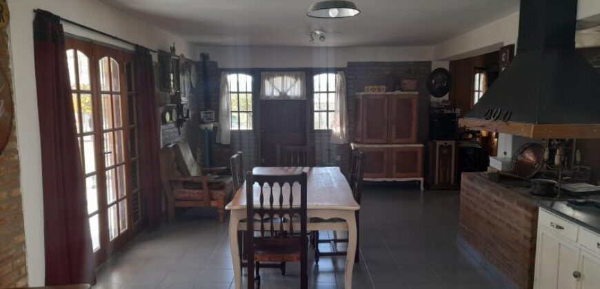 COD.334 – EN VENTA! HERMOSA CASA CON PILETA EN VILLA PARQUE SIQUIMAN – CORDOBA.