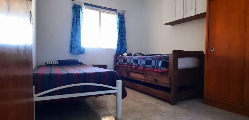 COD. 500 – HERMOSA CASA CON DPTO Y PILETA EN VILLA PARQUE SIQUIMAN – CBA.