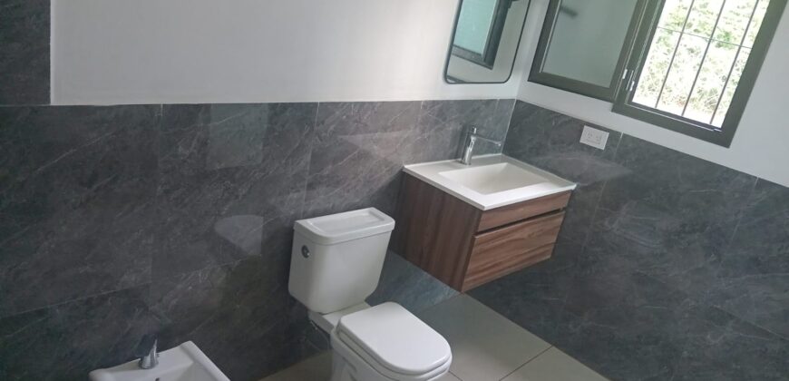 COD. 502 – HERMOSA CASA CON PILETA , CON IMPONENTE VISTA A LAS SIERRAS Y LAGO, EN VILLA PARQUE SIQUIMAN – CBA.