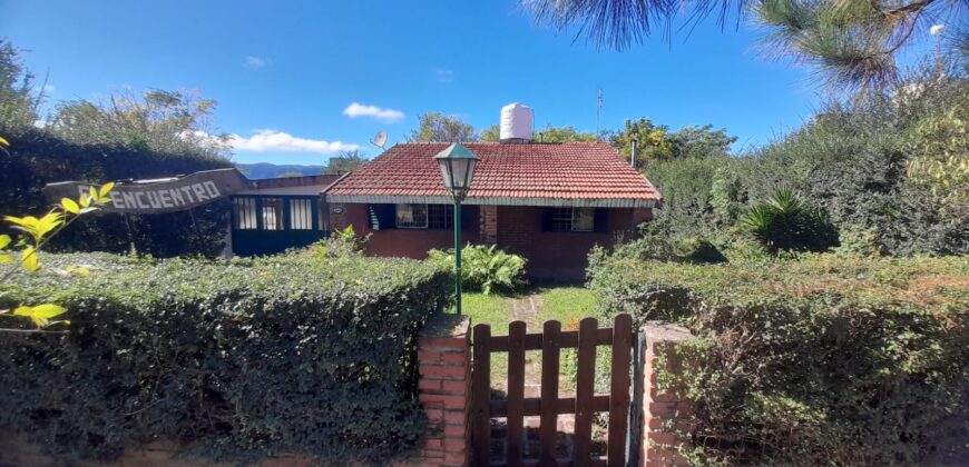 COD. 620 – EN VENTA! HERMOSO CHALET CON PILETA EN VILLA PARQUE SIQUIMAN – CBA.