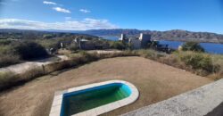 COD. 423 – HERMOSA CASA CON PILETA, VISTA AL LAGO SAN ROQUE Y A LAS SIERRAS EN VILLA PARQUE SIQUIMAN – CORDOBA.