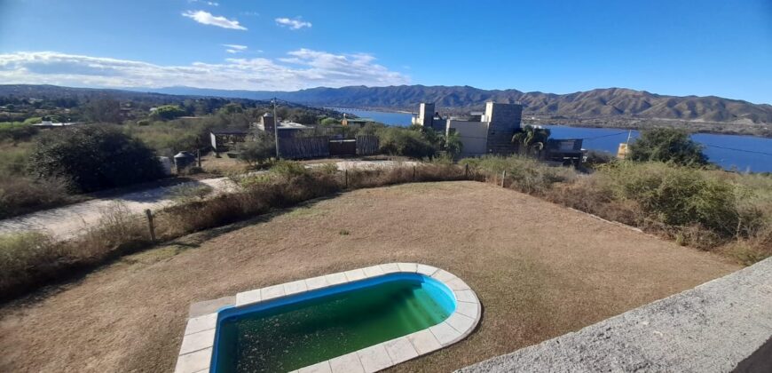 COD. 423 – HERMOSA CASA CON PILETA, VISTA AL LAGO SAN ROQUE Y A LAS SIERRAS EN VILLA PARQUE SIQUIMAN – CORDOBA.