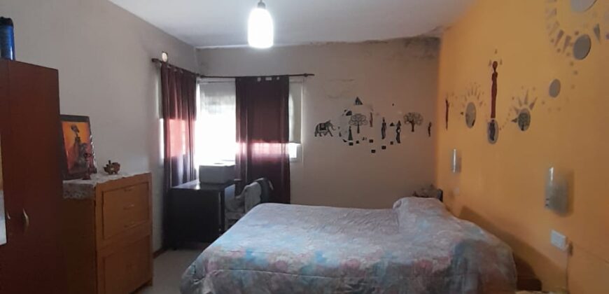 COD. 376 – HERMOSA CASA CON PILETA SOBRE COLECTORA EN VILLA PARQUE SIQUIMAN – CBA.