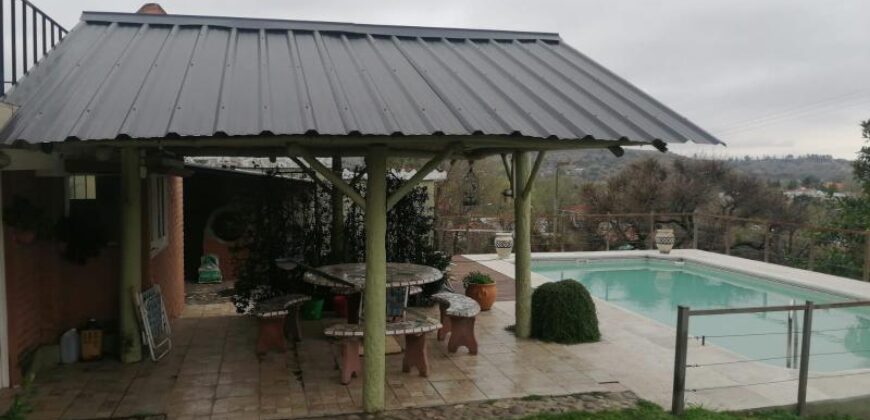 COD.286 – EN VENTA! HERMOSA CASA CON PILETA EN TANTI – CORDOBA.