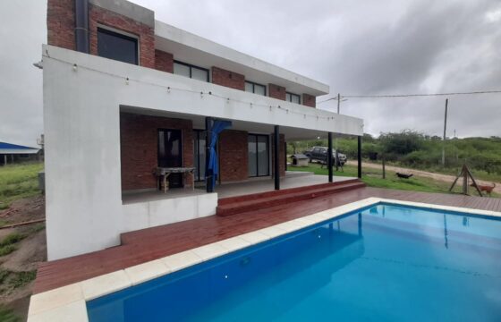 COD. 404 – HERMOSA PROPIEDAD CON PILETA EN VILLA PARQUE SIQUIMAN – CORDOBA