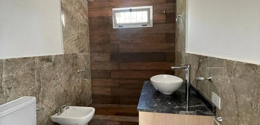 COD. 502 – HERMOSA CASA CON PILETA , CON IMPONENTE VISTA A LAS SIERRAS Y LAGO, EN VILLA PARQUE SIQUIMAN – CBA.