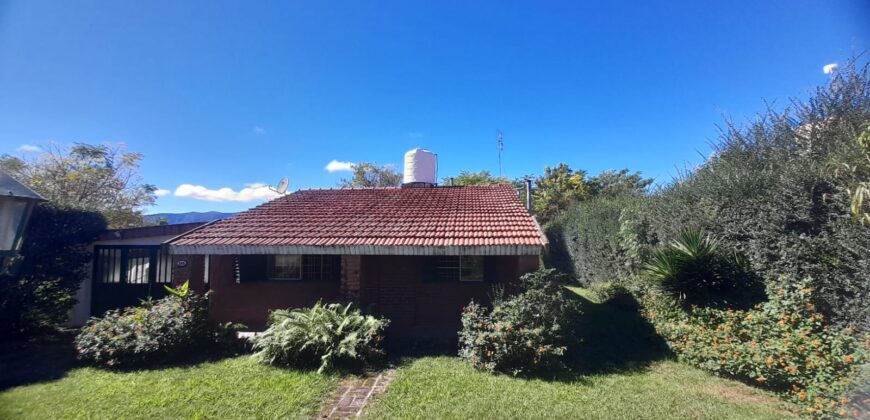 COD. 620 – EN VENTA! HERMOSO CHALET CON PILETA EN VILLA PARQUE SIQUIMAN – CBA.