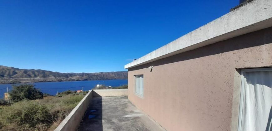 COD. 423 – HERMOSA CASA CON PILETA, VISTA AL LAGO SAN ROQUE Y A LAS SIERRAS EN VILLA PARQUE SIQUIMAN – CORDOBA.