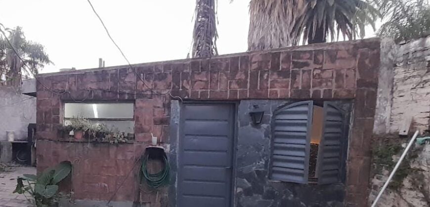 COD. 422 – HERMOSA CASA CON DPTO A REFACCIONAR EN EL CENTRO DE LA CALERA – CORDOBA.