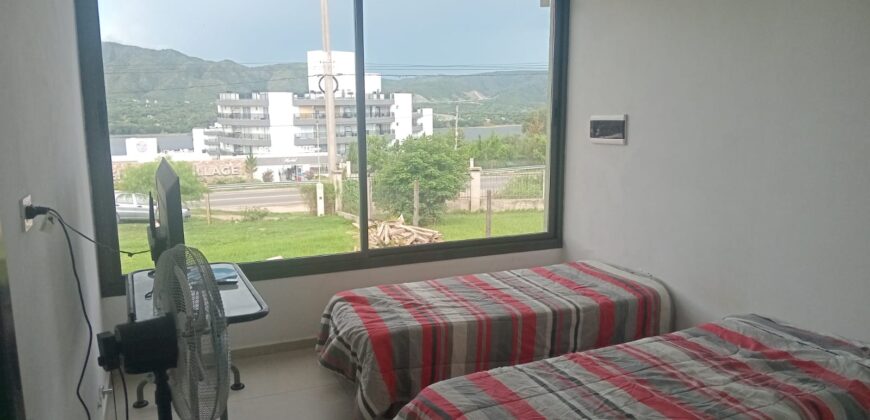 COD. 502 – HERMOSA CASA CON PILETA , CON IMPONENTE VISTA A LAS SIERRAS Y LAGO, EN VILLA PARQUE SIQUIMAN – CBA.