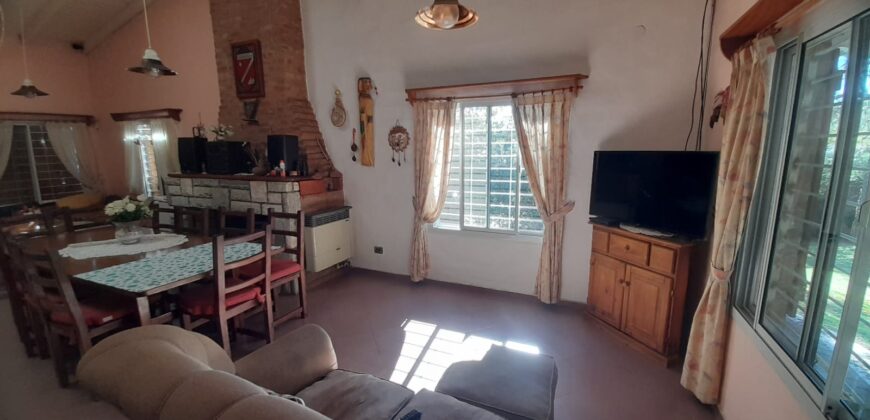 COD. 630 – EN VENTA! HERMOSA CASA CON PILETA, CANCHA DE FUTBOL, VOLEY, EN 4 TERRENOS EN VILLA PARQUE SIQUIMAN – CORDOBA.