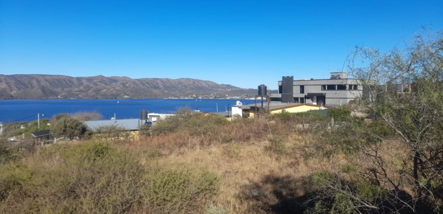COD. 423 – HERMOSA CASA CON PILETA, VISTA AL LAGO SAN ROQUE Y A LAS SIERRAS EN VILLA PARQUE SIQUIMAN – CORDOBA.
