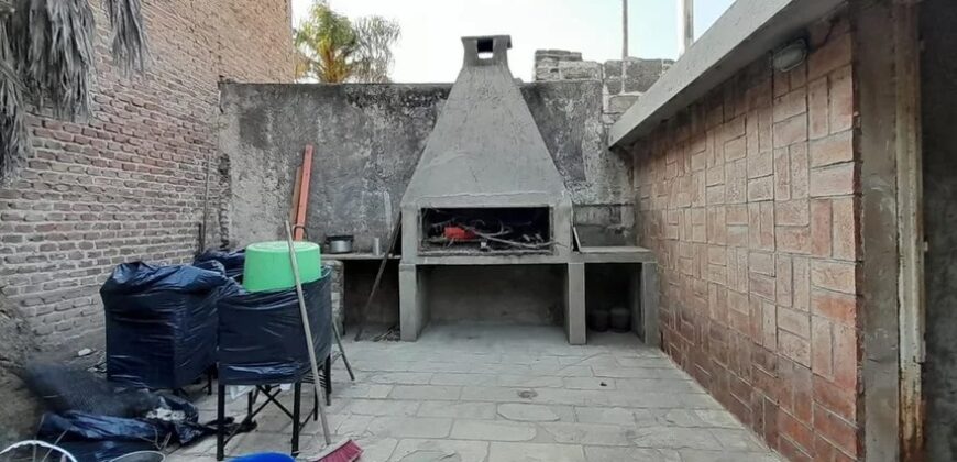 COD. 422 – HERMOSA CASA CON DPTO A REFACCIONAR EN EL CENTRO DE LA CALERA – CORDOBA.