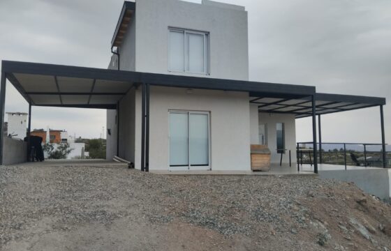 COD.375 – HERMOSA CASA CON PILETA Y VISTA A LOS GIGANTES EN ESTANCIA VIEJA – CORDOBA.
