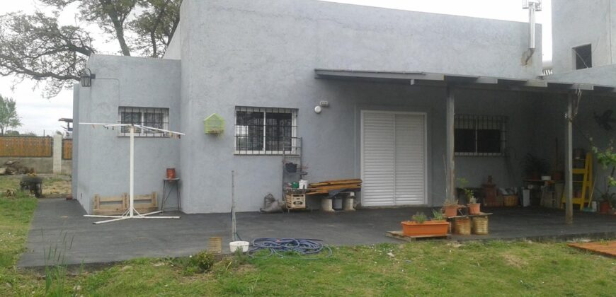 COD. 376 – HERMOSA CASA CON PILETA SOBRE COLECTORA EN VILLA PARQUE SIQUIMAN – CBA.