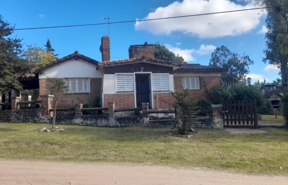 COD. 408 – EXCELENTE PROPIEDAD, CASA ESQUINA, SOBRE COLECTORA DE RUTA NACIONAL 38, VILLA PARQUE SIQUIMAN, CBA.