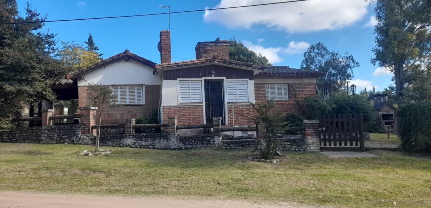 COD. 408 – EXCELENTE PROPIEDAD, CASA ESQUINA, SOBRE COLECTORA DE RUTA NACIONAL 38, VILLA PARQUE SIQUIMAN, CBA.