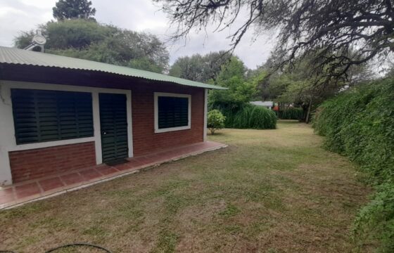 COD. 400 – HERMOSA CASA CON PILETA EN VILLA PARQUE SIQUIMAN – CORDOBA.
