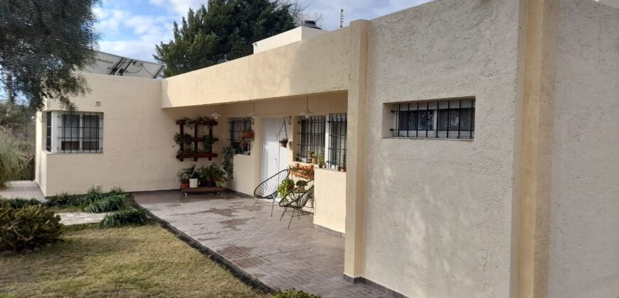 COD. 376 – HERMOSA CASA CON PILETA SOBRE COLECTORA EN VILLA PARQUE SIQUIMAN – CBA.