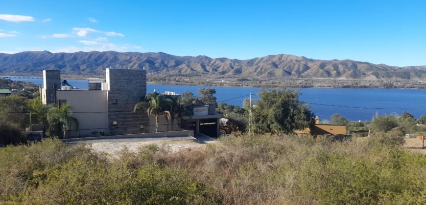 COD. 423 – HERMOSA CASA CON PILETA, VISTA AL LAGO SAN ROQUE Y A LAS SIERRAS EN VILLA PARQUE SIQUIMAN – CORDOBA.
