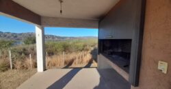 COD. 423 – HERMOSA CASA CON PILETA, VISTA AL LAGO SAN ROQUE Y A LAS SIERRAS EN VILLA PARQUE SIQUIMAN – CORDOBA.