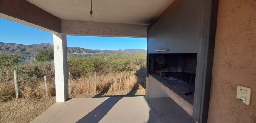 COD. 423 – HERMOSA CASA CON PILETA, VISTA AL LAGO SAN ROQUE Y A LAS SIERRAS EN VILLA PARQUE SIQUIMAN – CORDOBA.