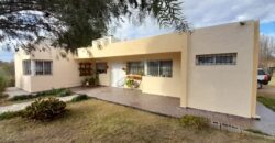 COD. 376 – HERMOSA CASA CON PILETA SOBRE COLECTORA EN VILLA PARQUE SIQUIMAN – CBA.