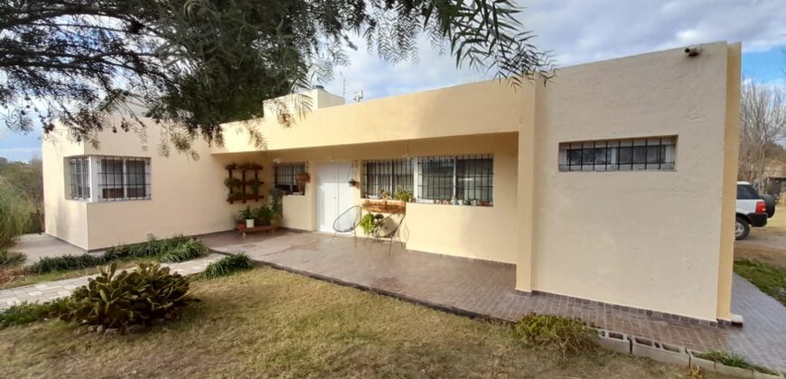 COD. 376 – HERMOSA CASA CON PILETA SOBRE COLECTORA EN VILLA PARQUE SIQUIMAN – CBA.